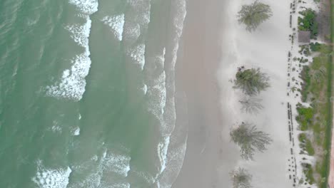 Filmische-Luftaufnahme-Von-Großen-Wellen,-Die-Bei-Sonnenuntergang-Auf-Die-Küstenlinie-Der-Insel-In-Kambodscha-Stürzen,-Mit-Tiefem-Glühen-Von-Der-Sonne-über-Dem-Ozeanwasser-1