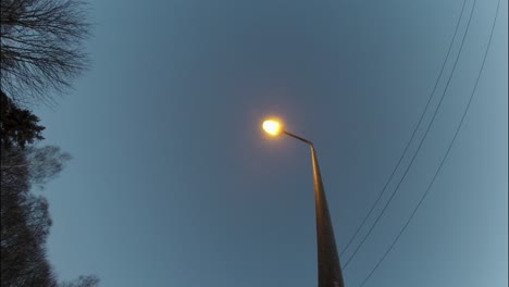 Ausschalten-Der-Lichter-Der-Stadt-Am-Morgen,-Einzelne-Lampe-Von-Unten