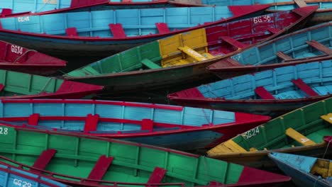 Nahaufnahme-Von-Booten-Im-Pokhara-See-In-Nepal-Am-Frühen-Morgen,-Bevor-Die-Leute-Sie-Benutzen