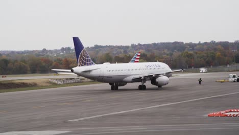 A-pushback-tug-pulls-away-from-a-large-United-Airlines-jet-before-it's-departure-from-the-airport