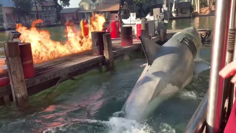 Der-Berühmte-Hai-Aus-Dem-Hollywood-Film-„Jaws“-Springt-Aus-Dem-Wasser-Und-Zeigt-Seine-Wilden-Zähne,-Während-Das-Dock-Feuer-Fängt