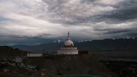 Shanti-Stupa-Zeitraffer,-Leh,-Ein-Wichtiges-Wahrzeichen-In-Ladakh,-Das-Von-Vielen-Touristen-Auf-Ihrem-Abenteuer-In-Den-Indischen-Himalaya-Besucht-Wird