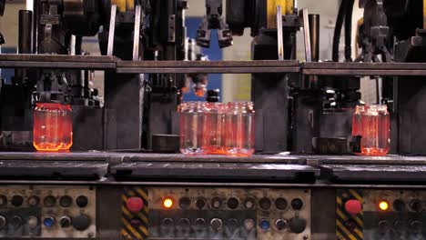 Der-Prozess-Der-Herstellung-Von-Glasgefäßen-In-Slowmotion-Glashütten
