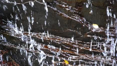 Wasser-Tropft-In-Zeitlupe-Die-Felswand-Hinunter
