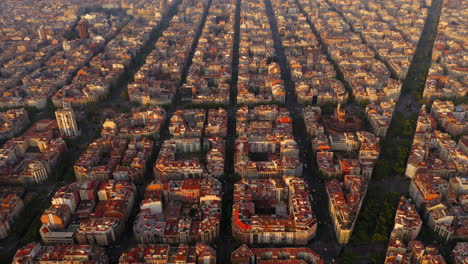 Luftaufnahme-Von-Quadratischen-Blöcken-Im-Neuen-Viertel-Von-Barcelona-Bei-Sonnenaufgang,-Spanien