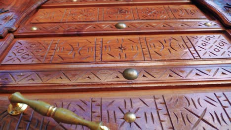 Verzierte-Marokkanische-Eingangstür-Aus-Holz,-Niedriger-Winkel,-Zeitlupe