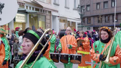Rosenmontag-Carnaval-in-Düsseldorf,-Germany-With-Green-Custom-in-Slow-Motion