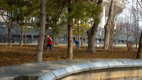 Trabajo-De-Primavera-Detrás-Del-Museo-Amir-Temur-Tashkent,-Uzbekistán