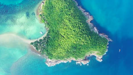 Isla-Tropical-Remota-Paradisíaca-Con-Vegetación-Exuberante-Y-Costa-Rocosa-Rodeada-Por-Una-Laguna-Azul-Turquesa-En-Tailandia