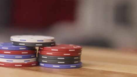 Schwenk-Links-Von-Pokerchips,-Die-Aus-Nächster-Nähe-Gestapelt-Werden