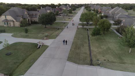 Dies-Ist-Ein-Luftvideo-Von-Süßes-Oder-Saures-Für-Kinder-In-Der-Halloween-Nacht-In-Einer-Nachbarschaft-In-Double-Oak,-Texas