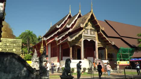 Visitantes-Durante-El-Día-En-El-Templo-De-Phra-Singh-En-Chiang-Mai,-Tailandia