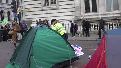 Polizisten-Entfernen-Zelte-Während-Der-Proteste-Gegen-Das-Aussterben-Der-Rebellion-In-London,-Großbritannien