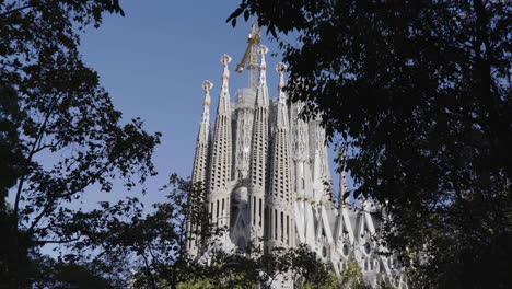 Famous-Barcelona-landmark,-Sagrada-la-Familia,-still-under-construction