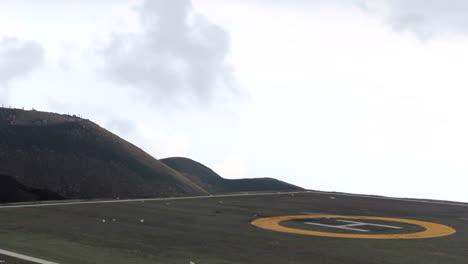 Abgesperrter-Blick-Auf-Den-Heliport-In-Der-Nähe-Des-Vulkans-Mit-Wolkenhintergrund,-ätna,-Sizilien,-Italien