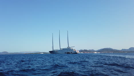 Die-Superyacht-A,-Größtes-Segelboot-Der-Welt,-Vor-Anker-In-Portisco,-Sardinien