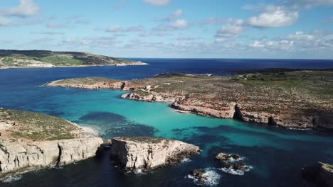 Flug-In-Malta-über-Wasser-Und-Klippen