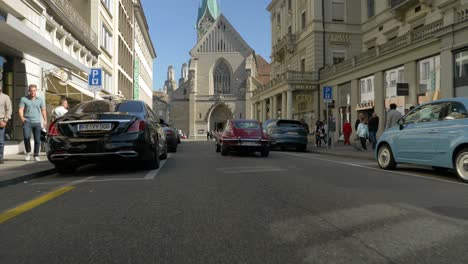 Coche-Clásico-Jaguar-E-type-Conduciendo-En-Zúrich,-Suiza