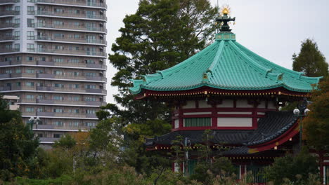 Panning-shot-of-Benten-do-temple-hexagonal-tower-in-Shinobazu-Pond,-Ueno-Park,-Tokyo