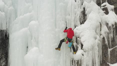 Climber-scales-huge-ice-cascade-Maineline,-Kineo-Mountain-4K