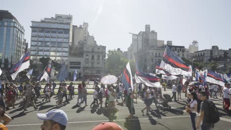 Friedlicher-Protest-An-Einem-Sonnigen-Tag-In-Buenos-Aires