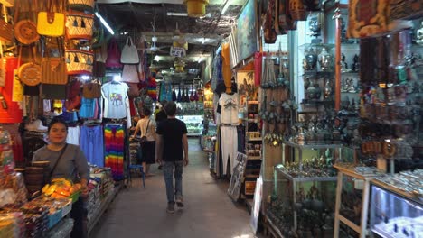 Turista-Masculino-De-Compras-En-El-Antiguo-Mercado