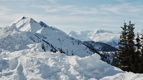 Schneebedeckte-Gipfel-Der-Berge,-Kamera-Bewegt-Sich-Nach-Unten