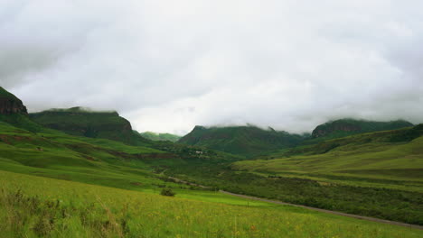 Wide-shot-of-the-Cathedral-Peak-mountains-in-the-Drakensberg,-Kwazulu-Natal,-South-Africa