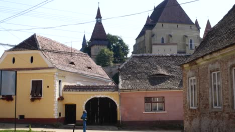 Tiro-Inclinado-Hacia-Arriba-De-La-Iglesia-Fortificada-Sajona-En-Biertan,-Rumania