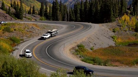 Automóviles-Que-Viajan-En-Una-Sección-Con-Curvas-De-La-Autopista-Del-Millón-De-Dólares-En-Las-Montañas-De-San-Juan-De-Colorado