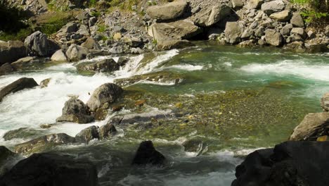 Klarer-Alpenfluss,-Der-über-Felsen-Kaskadiert,-Pyrenäen-Spanien