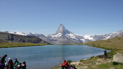 Zermatt,-Suiza,-Circa:-Timelapse-Matterhorn-Con-Lago-Alpino,-Stellisee-En-Zermatt,-Suiza,-Europa