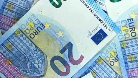 Zwanzig-Und-Hundert-Euro-Banknoten-Isoliert-Auf-Weißem-Hintergrund,-Folie-Birdseye