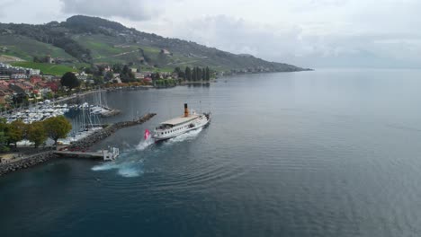 Drohnenaufnahmen-Von-Schweizern-In-Der-Nähe-Des-Leman-Sees,-Die-Weinfelder,-Boote,-Häfen-Und-Kleine-Städte-Zeigen