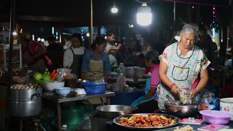 Fischbällchen,-Die-Von-Der-Alten-Dame-Auf-Dem-Thailändischen-Nachtmarkt-Zum-Frittieren-Bereit-Sind