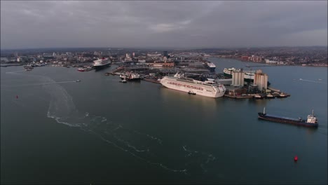 Luftbild-über-Den-Hafen-Von-Southampton