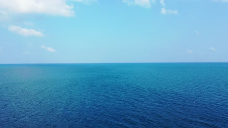 Luftmeerblick,-Offener-Blauer-Ozean,-Heller-Himmel-Mit-Wolken,-Abstrakter-Hintergrund-Mit-Kopienraum