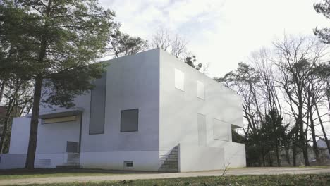 Umgebaute-Bauhausarchitektur-Namens-Direktorenhaus-Von-Walter-Gropius-In-Dessau