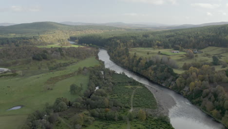 Luftaufnahme-Des-Flusses-Dee-In-Der-Nähe-Der-Schottischen-Stadt-Ballater-Im-Cairngorms-National-Park,-Aberdeenshire