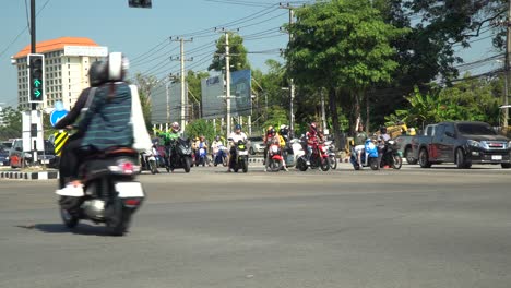 Parada-De-Tráfico-Esperando-El-Cambio-De-Luz-En-Chiang-Mai,-Tailandia