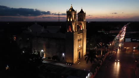Aerial-ascending-nighttime-view-of-the-Cathedral-de-San-Gervasio-in-Valladolid,-Yucatan,-Mexico
