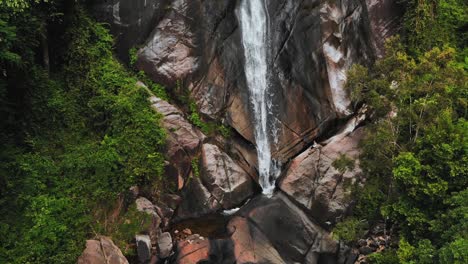 Zeitlupenantenne-Eines-Wasserfalls