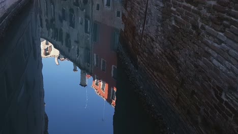 Venecia,-Italia:-Edificios-Multicolores-Reflejados-En-El-Agua-Del-Canal