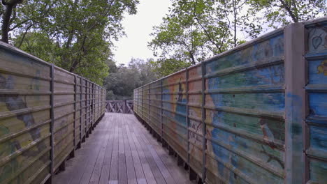 Ein-Wandbild-Aus-Metallzaunplatten-Auf-Der-Hauptbrücke---Eine-Touristenattraktion,-Die-Man-Gesehen-Haben-Muss---Breiter-Schwenk