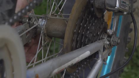 Der-Mensch-Zieht-Die-Achsmutter-Des-Fahrradrads-Mit-Einem-Schraubenschlüssel-Fest