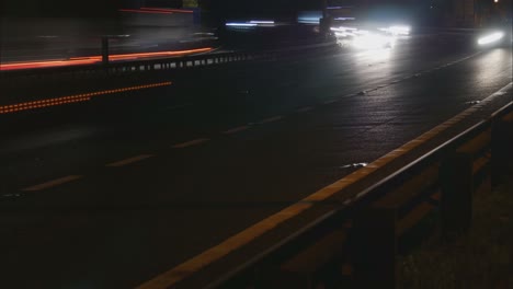 Zeitraffer-Des-Kraftfahrzeugverkehrs-Bei-Nacht