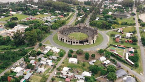Luftaufnahme-Von-River-Plate-Und-Verfallenem-Amphitheater,-Colonia-Del-Sacramento,-Uruguay