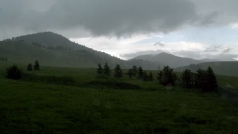 Vista-De-Las-Verdes-Colinas-Bajo-Espesas-Nubes-En-Un-Día-Lluvioso