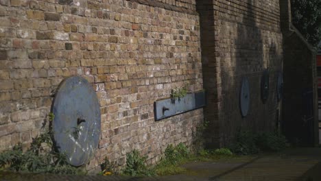 Metallbefestigungen-In-Der-East-Hill-Wall,-Dartford,-Kent,-England,-Vereinigtes-Königreich