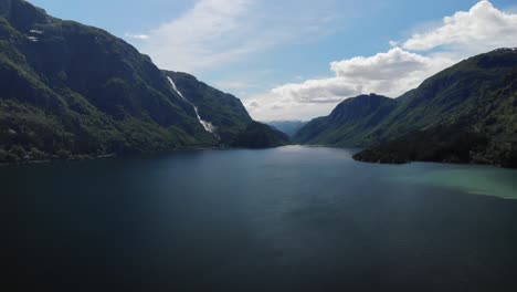 Friedliche-Und-Harmonische-Landschaft-In-Norwegen-Im-Sommer